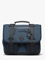 Boekentas 2 Compartimenten Cameleon Blauw vintage color Deze schooltas uit de Vintage collectie van het merk Camlon heeft een breedte van 35 cm. Ideaal voor de kleuterklas en het eerste leerjaar. Dit model heeft een duidelijke vintage look, dankzij de twee voorvakjes en de riempjes met gesp. Deze boekentas beschikt over twee compartimenten, die schriftjes (24x32 cm) en andere kleine spulletjes kunnen bevatten. Onder de overslagflap bevindt zich ook een uniek opbergvak, met daarin een gratis liniaal! De twee vakjes met rits vooraan zijn ideaal om een snack of zakdoek in op te bergen. Dit model beschikt ook over een naamlabel, en kan makkelijk gesloten worden dankzij een dubbel kliksysteem. Voor optimaal comfort zijn de rugzijde en schouderbandjes extra gewatteerd. Dankzij enkele reflectoren kan uw kind zich ook veilig in het verkeer begeven. Vintage op z'n mooist!