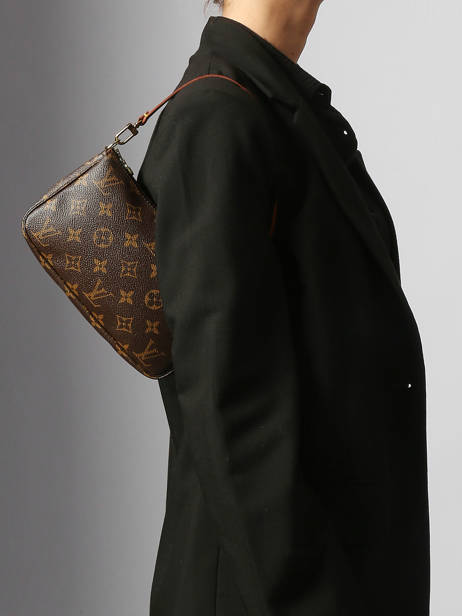 Preloved Louis Vuitton Minitas Pouch Monogram Brand connection Bruin louis vuitton AAZ0834 ander zicht 1